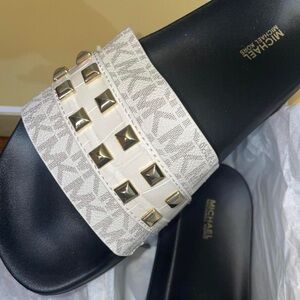 BRAND NEW MK SANDLES